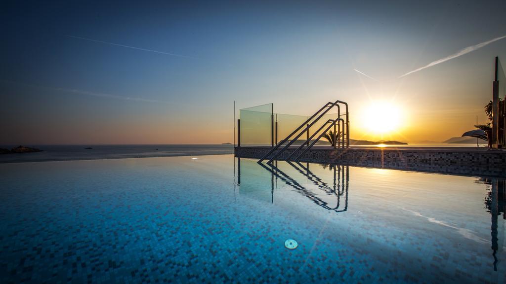 Royal Blue Hotel Дубровник Екстериор снимка The rooftop pool at the hotel