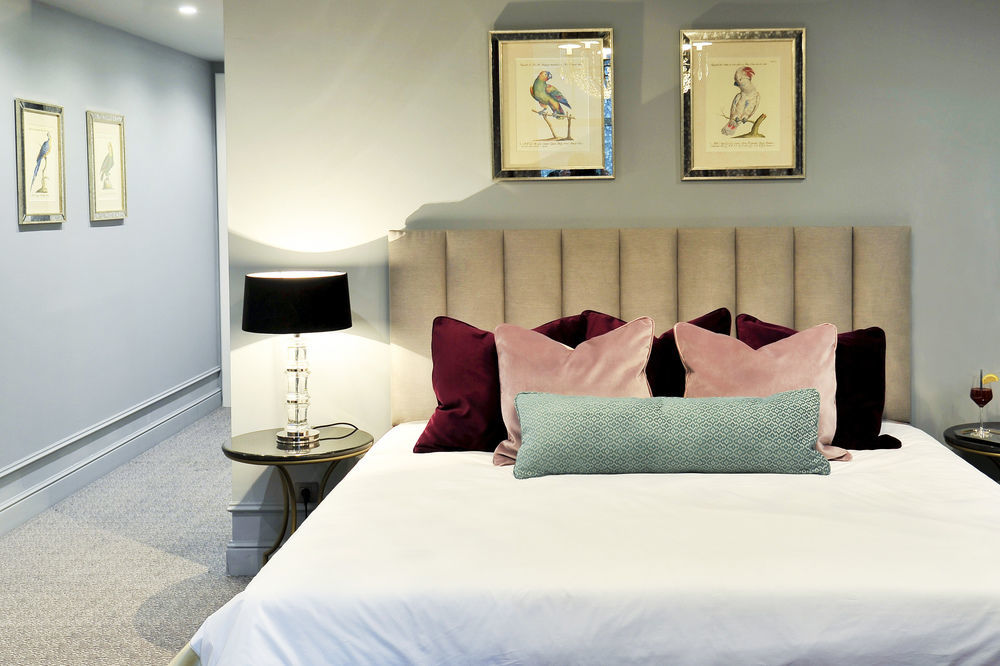 Royal Blue Hotel Дубровник Екстериор снимка A bedroom with a bed, a table, and a lamp