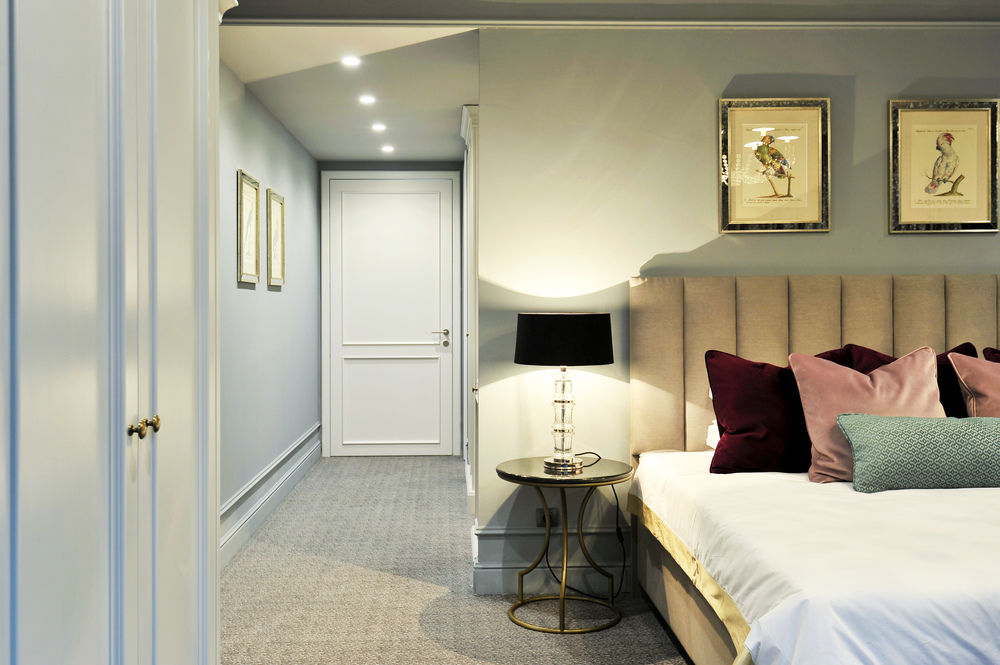 Royal Blue Hotel Дубровник Екстериор снимка A bedroom at The Mitre Hotel