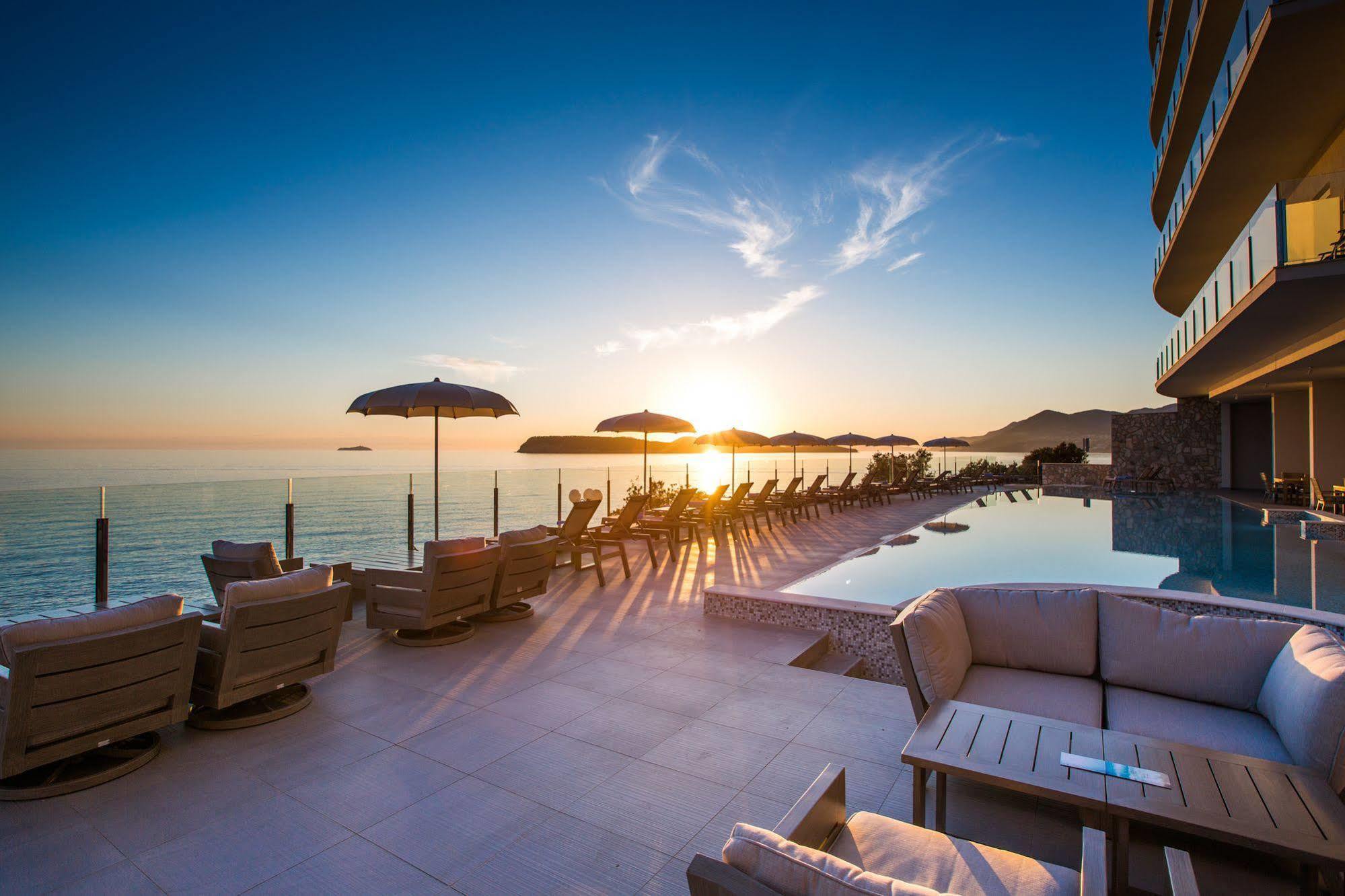 Royal Blue Hotel Дубровник Екстериор снимка Sunset at the pool